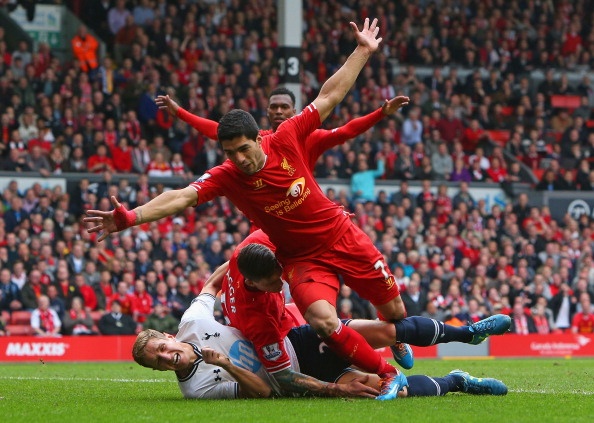 Suarez lap ky luc ghi ban trong lich su Liverpool hinh anh