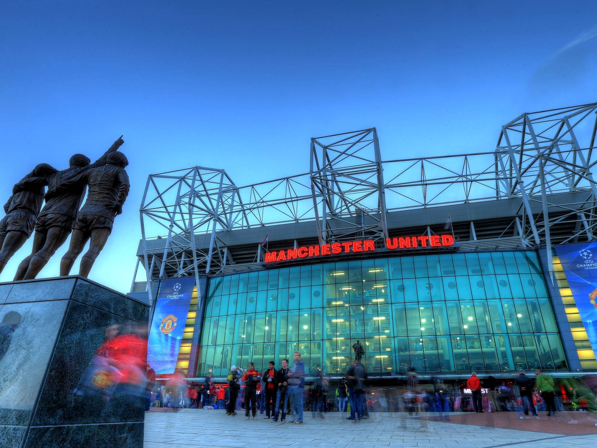 M.U can nhac ban ten san Old Trafford hinh anh