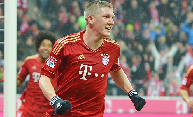 Thời gian đầu mùa bóng, Schweinsteiger chơi không thực sự thuyết phục. Nhưng càng tiến sâu vào giải, ngôi sao 29 tuổi càng thể hiện được phẩm chất của một ngôi sao lớn. 5 lần ra sân tại Champions League mùa này, Schweinsteiger có 2 lần làm tung lưới đối phương.