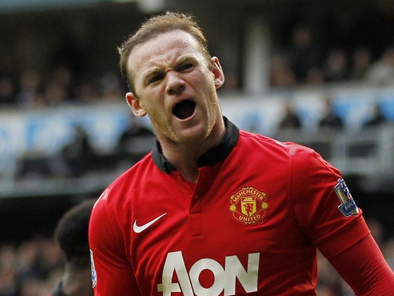 Với 4 bàn thắng và 1 pha kiến tạo, Van Persie xứng đáng cho vị trí cao nhất trong đội hình này. Rất tiếc là trung phong người Hà Lan lại dính chấn thương và không thể ra sân. Tuy vậy, một cầu thủ khác của M.U hoàn toàn đủ sức thay thế, đó là Rooney. “Gã Shrek” ghi 2 bàn và 7 lần kiến tạo dù bị đẩy xuống chơi ở vị trí hộ công.