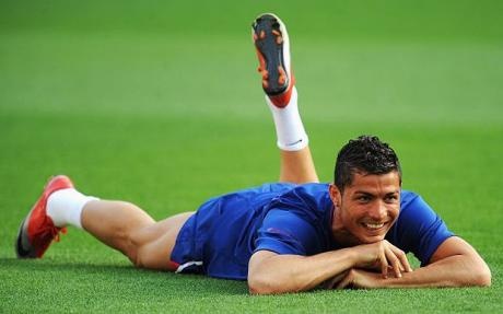 Bi fan la o, Ronaldo hoi tuong qua khu de lay lai thang bang hinh anh