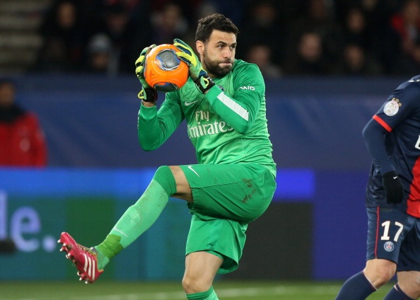 Theo báo cáo của TheRichest.com, Sirigu là thủ môn kiếm tiền tốt thứ 10 thế giới vào thời điểm hiện tại với 2,6 triệu bảng/năm. Đây không phải là điều bất ngờ so với những gì thủ thành người Italy đã thể hiện trong 3 mùa giải vừa qua.