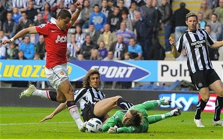 Newcastle - M.U: Chich choe het dong luc hinh anh