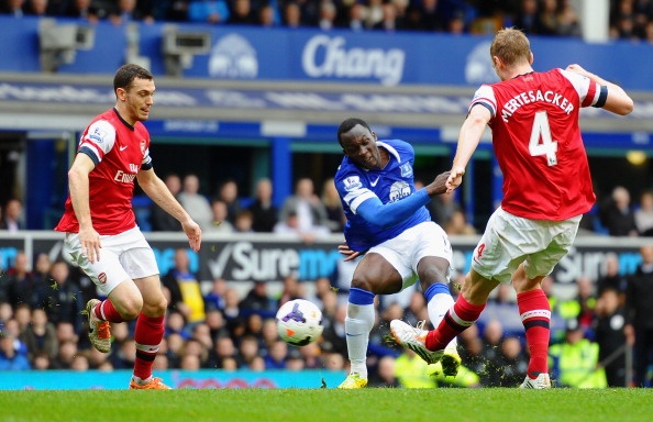 Arsenal thua tan nat 0-3 truoc Everton hinh anh