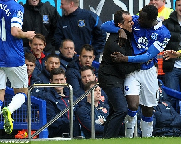 Cau thu Arsenal phi cuoi voi man an mung cua Everton hinh anh