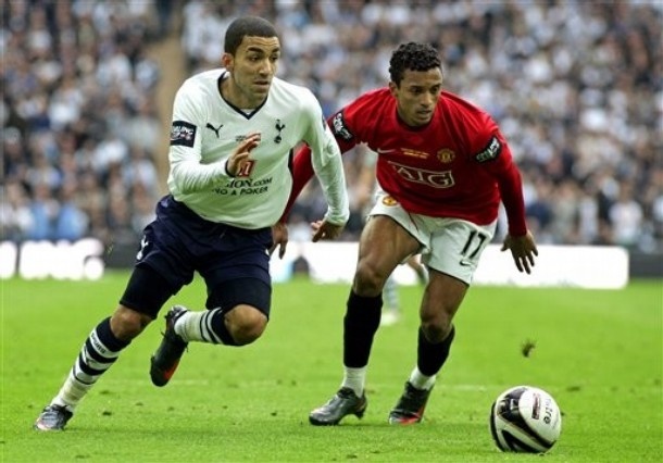 Lennon là cầu thủ có chiều cao khá khiêm tốn, nếu không nói là “lùn” trong giới cầu thủ, 1,65 m. Tuy nhiên, tốc độ của cầu thủ này lại rất đáng nể. Vận tốc cực đại của tiền vệ đang khoác áo Tottenham có thể lên đến 33,8 km/h, chỉ sau Gareth Bale và Antonio Valencia.