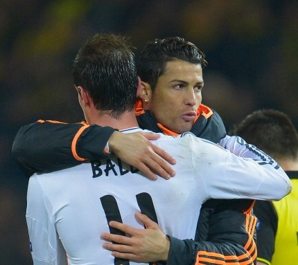 CR7 tới chia vui cùng đàn em người Xứ Wales sau trận.