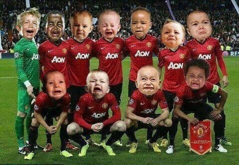 Fan che anh khoc loc vi Barca va M.U bi loai khoi tu ket hinh anh