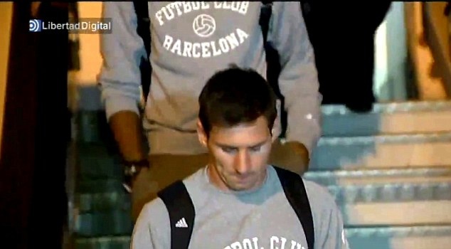 Messi va dong doi buon ruoi ruoi khi tro lai Catalunya hinh anh