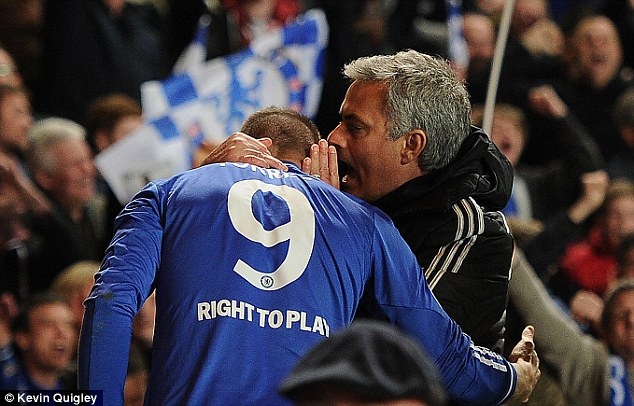 Mourinho chạy dọc đường biên để đến thf thầm vào tay Torres.