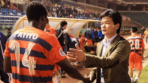 HLV Nguyen Van Sy khoc ca dem vi hoc tro hinh anh