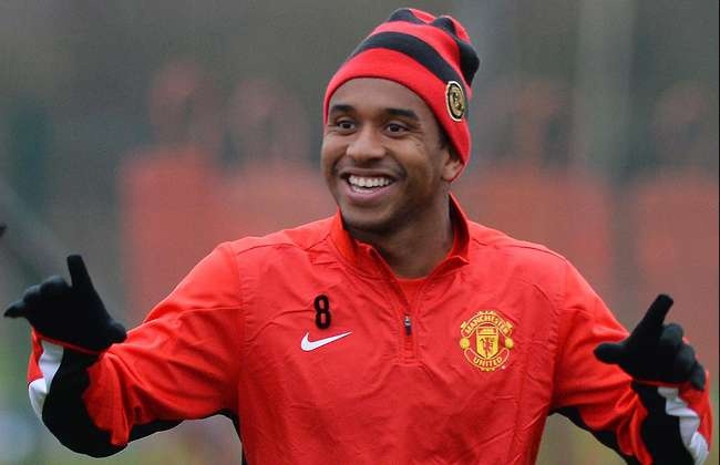 Anderson từng nhận được rất nhiều sự kỳ vọng khi mới gia nhập M.U từ Porto. Thời gian đầu, tiền vệ người Brazil thi đấu khá tốt. Tuy nhiên, càng chơi cầu thủ sinh năm 1988 chẳng tho thấy sự tiến bộ. Vậy mà Anderson vẫn có tới 4 lần giơ cao danh hiệu Premier League sau gần 7 năm gắn bó với bầy Quỷ đỏ.