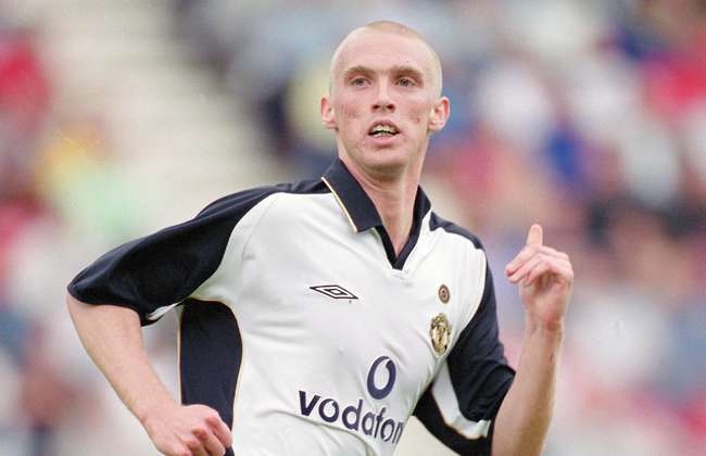 Nếu không phải là fan ruột của M.U, có lẽ chẳng bao giờ bạn biết đến cái tên Luke Chadwick. Trong 5 năm ở Old Trafford (1999 – 2004), tiền vệ người Anh ra sân 25 lần và ghi được 2 bàn tại Premier League. Thế nhưng, anh vẫn nhận được vinh dự cùng Quỷ đỏ bước lên ngôi ở giải cao nhất nước Anh mùa 2000/01.