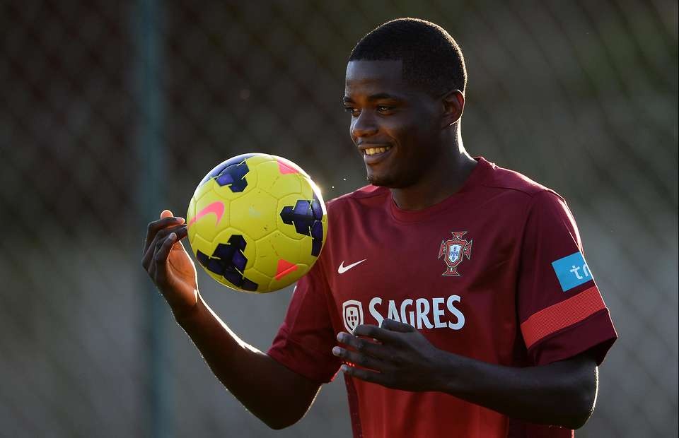 M.U dat thoa thuan mua Carvalho gia 35 trieu bang hinh anh