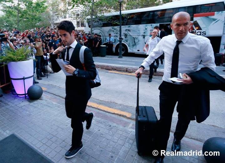 Trợ lý HLV Zinedine Zidane và tài năng trẻ Isco là những người đầu tiên đặt chân đến Mestalla bắt đầu hành trình chinh phục chiếc cúp nhà Vua.