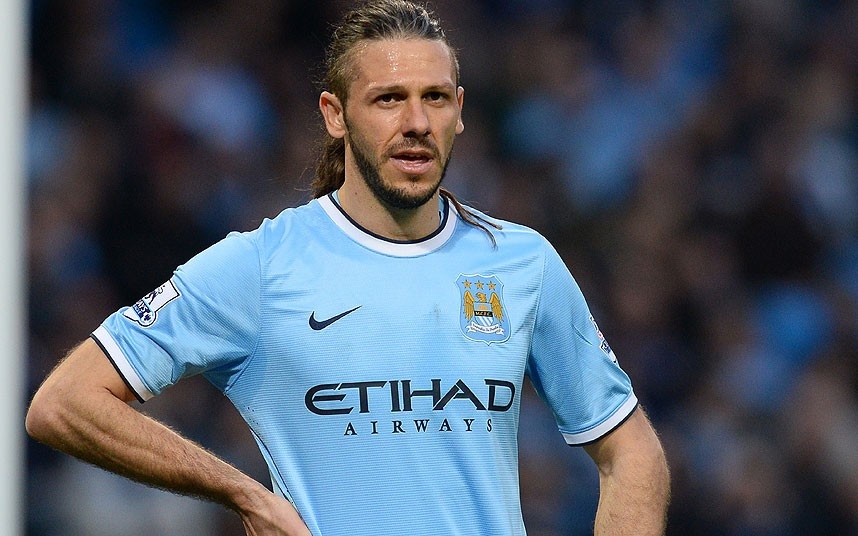 HLV Pellegrini đã gây sốc khi chiêu mộ một hậu vệ thiếu chất lượng như Demichelis cho Man City với giá 3,5 triệu bảng. Quyết định sai lầm của nhà cầm quân người Chile đã phải trả cái giá rất đắt. Sự chậm chạp và thường xuyên mắc sai lầm trong phòng ngự của cựu sao Bayern là nguyên nhân khiến Man xanh phải chịu những thất bại không đáng có.