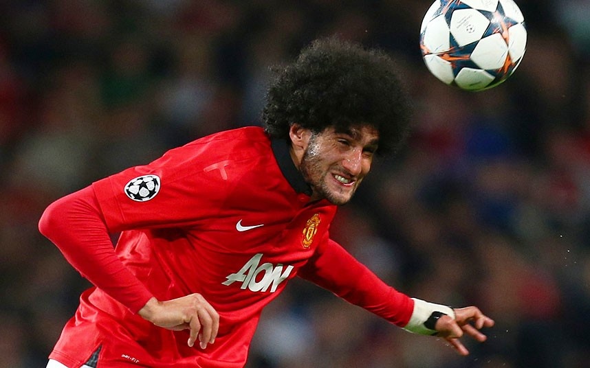 Nhiều năm trở lại đây, fan M.U luôn khao khát Quỷ đỏ chiêu mộ một tiền vệ đắt giá. Đáp lại mong muốn của các Manucian, HLV David Moyes yêu cầu BLĐ M.U duyệt chi 27,5 triệu bảng để mua Fellaini từ Everton. Song những gì mà tuyển thủ Bỉ thể hiện tại Old Trafford là quá mờ nhạt. Anh gần như không tạo được chút dấu ấn nào và luôn trở thành tâm điểm của sự chế giễu của fan Quỷ đỏ.