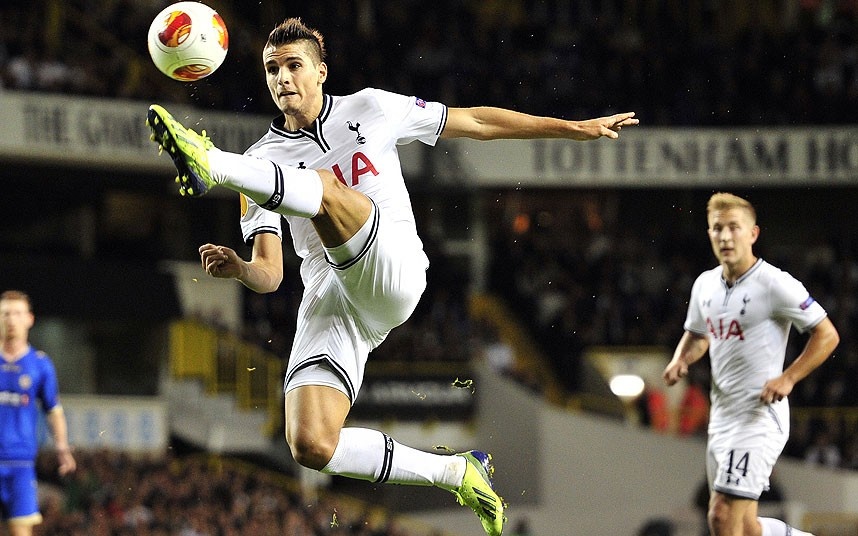 Với màn trình diễn ấn trượng trong màu áo Roma, Lamela hứa hẹn thay đổi diện mạo của Tottenham. Thế nhưng, ngôi sao trẻ người Argentina lại trở thành nỗi ác mộng ở White Hart Lane. Kể từ đầu mùa, Lamela đá chính tại Premier League vỏn vẹn 3 trận. Thậm chí, từ đầu năm 2014 tới nay anh chưa một lần ra sân vì lý do chấn thương lưng.