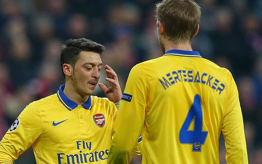 Oezil gia nhập Arsenal với phí chuyển nhượng kỷ lục trong lịch sử CLB này. Ở giai đoạn đầu của mùa giải, ngôi sao tuyển Đức chơi rất ấn tượng và nhận được rất nhiều lời khen ngợi, thậm chí được ví với huyền thoại Eric Cantona. Tuy nhiên, kể từ khi bước vào giai đoạn 2, Oezil chỉ còn là cái bóng của chính mình và bị đem so với thương vụ hớ Dimitar Berbatov của M.U.