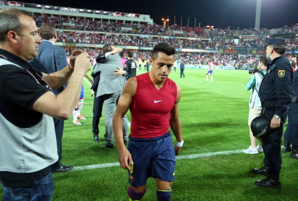 Sanchez day Barca vao canh roi loan nghiem trong hinh anh