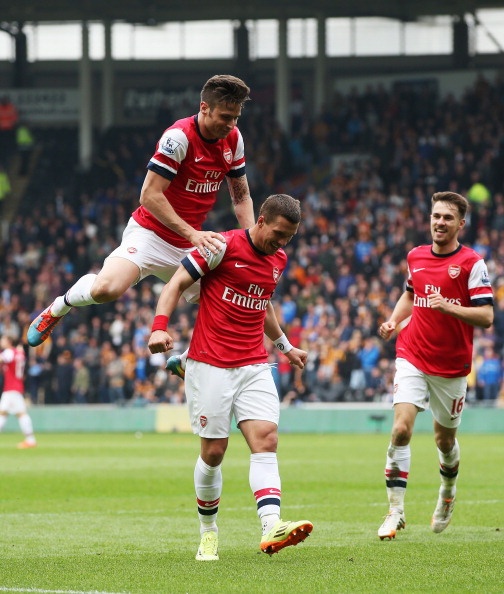 Podolski nang ty so len 3-0 cho Arsenal hinh anh