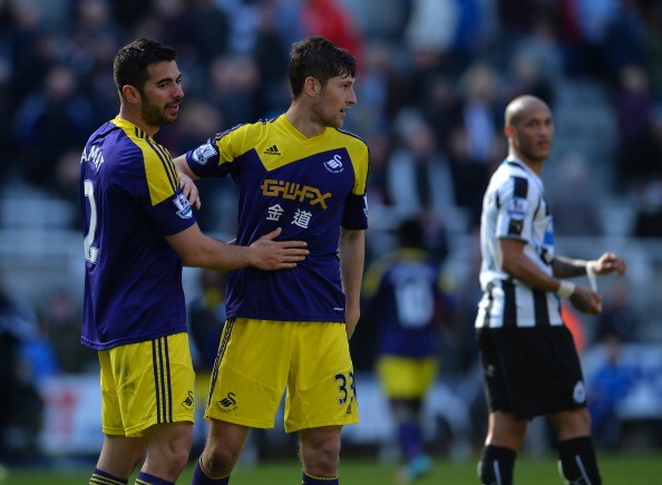 Davies góp rất nhiều công sức vào chiến thắng 2-1 của Swansea trên sân Newcastle. Ngoài việc hoàn thành xuất sắc nhiệm vụ phòng ngự, tuyển thủ xứ Wales còn hỗ trợ đắc lực cho tấn công. Anh chính là người kiến tạo để Bony ghi bàn gỡ hòa 1-1, qua đó tạo đà cho cuộc lội ngược dòng trước Chích chòe.