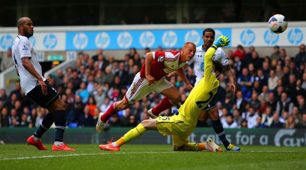Thủ thành Vito Mannone của Sunderland chơi rất ấn tượng trong cuộc đối đầu với Chelsea. Tuy nhiên, màn trình diễn của Mannone vẫn không thể thuyết phục bằng Lloris. Thủ môn của Spurs có 2 pha cứu thua xuất thần sau những cú sút của Hugo Rodallega và Steve Sidwell (penalty).