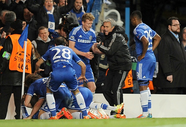Mourinho vừa giúp Chelsea lách qua khe cửa hẹp để tiến vào bán kết Champions League.