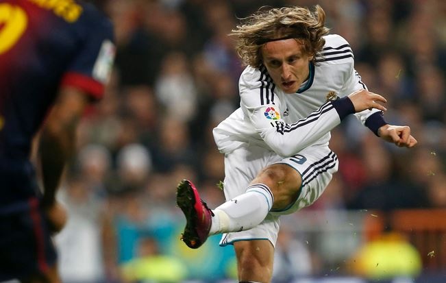 Hè 2012, Real đã trả cho Tottenham 33 triệu bảng (35,5 triệu euro) đổi lấy chữ ký của Modric. Sau 2 năm gắn bó với sân Bernabeu, ngôi sao người Croatia không ngừng tỏa sáng. Theo đó giá trị của Modric cũng được đẩy lên mức 40 triệu euro.
