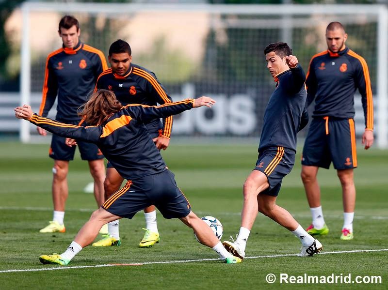 Ronaldo vui ve tap luyen cung dong doi truoc dai chien hinh anh