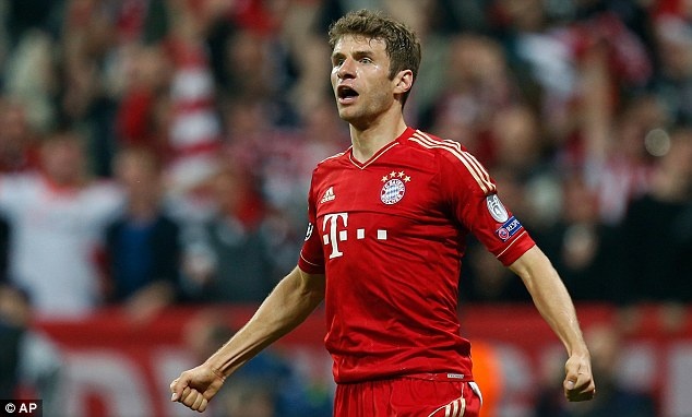 Mueller thường chơi tốt mỗi khi được bố trí đá cao nhất trên hàng công của Bayern. Với tài năng của mình, tiền đạo 24 tuổi người Đức được Transfermarkt ra giá 45 triệu euro, cao hơn khá nhiều so với người đá cùng vị trí Karim Benzema (34 triệu euro).