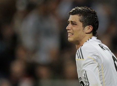 Ronaldo phat khoc vi bo lo co hoi khong tuong hinh anh