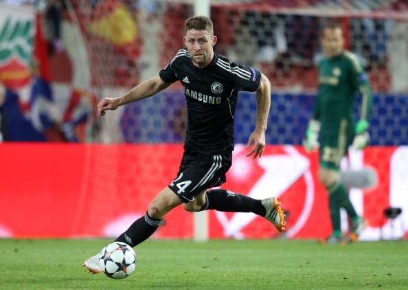 Cahill chơi rất ấn tượng ở mùa giải năm ngoái, tuy nhiên, tuyển thủ Anh còn chơi thuyết phục hơn nhiều ở mùa này. Khả năng đọc tình huống cùng những cú tắc bóng và đánh chặn chính xác của cựu hậu vệ Bolton giúp thủ thành Petr Cech giảm tải rất nhiều áp lực. Ngoài ra, Cahill đều rất tích cực tham gia tấn công (ghi 1 bàn, kiến tạo 1 lần, dứt điểm 18 lần sau 24 trận).