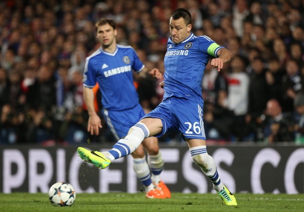 Terry vượt lên tất cả những hoài nghi về tuổi tác hồi đầu mùa giải để chứng tỏ anh vẫn là một trong những trung vệ hàng đầu tại Ngoại hạng Anh. Terry đã kết hợp Cahill để tạo ra những tấm khiên hoàn hảo chắn trước khung thành của Petr Cech. 26 bàn thua sau 35 vòng đấu (ít nhất so với 19 đội còn lại) đủ để nói lên sự xuất sắc của cặp trung vệ này.