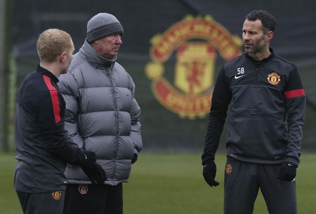 Sir Alex cam tay chi viec Giggs tren san tap hinh anh