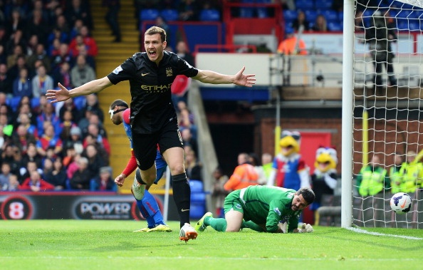 C.Palace 0-2 Man City: Yaya Toure khien Liverpool run ray hinh anh