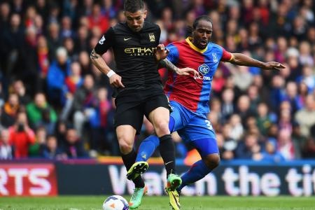 Kolarov gây ấn tượng mạnh với những pha lên công về thủ hoàn hảo. Hậu vệ người Serbia có 6 cú tắc bóng, 2 pha đánh chặn thành công. Chưa kể anh còn có pha kiến tạo đẹp mắt ở những phút cuối trận, rất tiếc đồng đội lại không chuyển hóa thành bàn thắng.