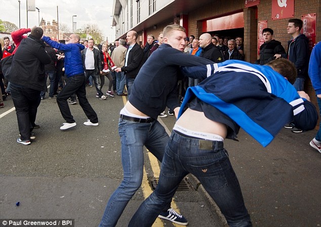 Fan Liverpool va Chelsea hon chien ben ngoai Anfield hinh anh