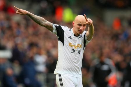 Chiến thắng 4-1 của Swansea có sự đóng góp cực lớn của Shelvey. Cựu cầu thủ Liverpool liên tục khiến hàng thủ Aston Villa hoảng loạn với những pha đi bóng và đường chuyền nguy hiểm. Chưa hết, anh còn là chủ nhân của bàn nâng tỷ số lên 2-1 ở phút 26.