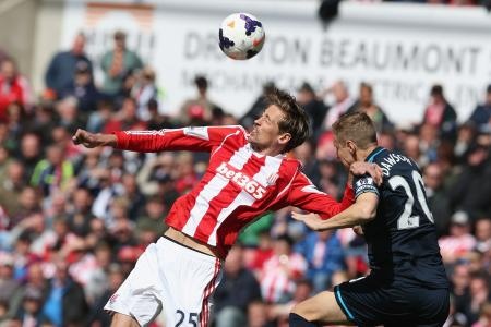 Dù mất người từ phút 53, song Stoke vẫn tạo được sức ép cực lớn về phía khung thành của Tottenham. Dẫu vậy mục tiêu giành lại 1 điểm của đội chủ nhà không thể trở thành hiện thực vì Dawson. Trung vệ người Anh tắc bóng 3 lần thành công, 2 lần thắng trong các pha không chiến và 4 lần hóa giải đường lên bóng của đối thủ.