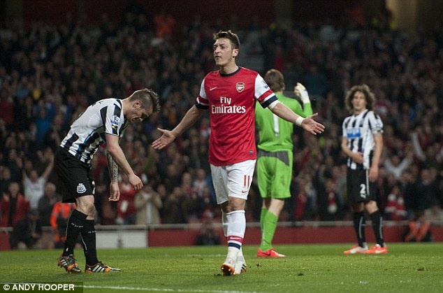 Oezil choi tran thu 2 hay nhat nam 2014 hinh anh