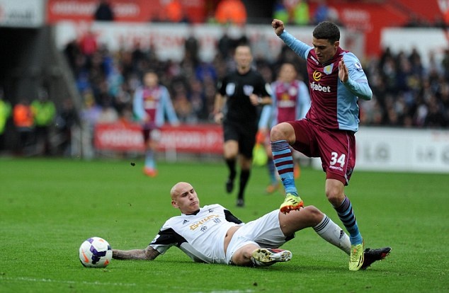 Lowton chơi khá ấn tượng ở mùa giải năm ngoái và có tới 37 lần ra sân. Tuy nhiên, ở giải năm nay, cầu thủ người Anh chỉ còn là cái bóng của chính mình. Hậu vệ 20 tuổi tham dự tổng cộng 15 trận, trong đó có 5 lần bị thay ra và 3 lần vào sân từ băng ghế dự bị.