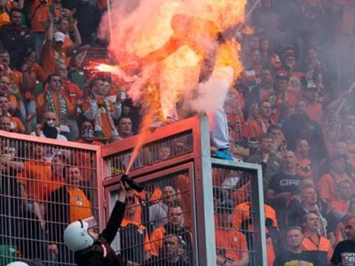 Fan cuong suyt bi thieu song vi choc gian nhan vien an ninh hinh anh