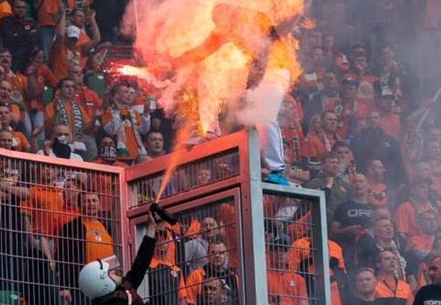 Fan cuong boc chay vi khieu khich nhan vien an ninh hinh anh