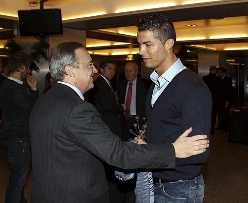 Chu tich Real dua Ronaldo va dong doi len may xanh hinh anh