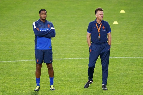 Patrick Kluivert và Van Gaal.