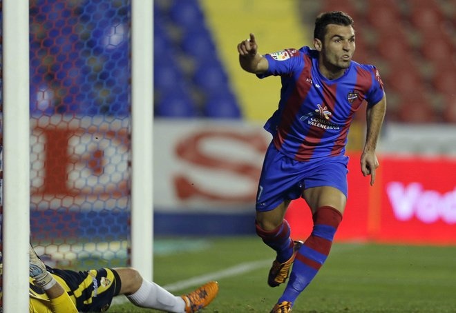 Ban thang cua Barral vao luoi Atletico hinh anh