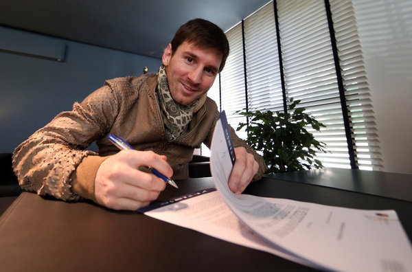 7 lan Messi ky hop dong moi voi Barca trong 9 nam hinh anh