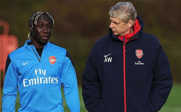 Wenger muon cung Sagna tiep tuc gan bo voi Arsenal hinh anh