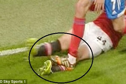 Pha giam chan ghe ron cua cau thu Hull City voi Januzaj hinh anh